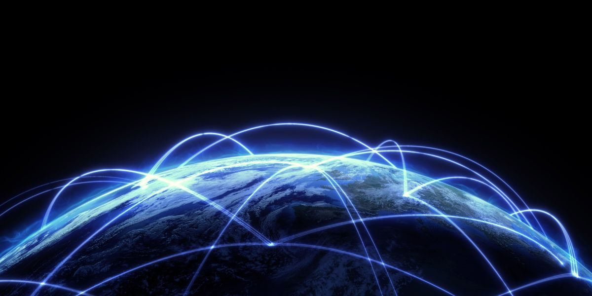 Planeta Terra no espaço sideral com sinais luminosos de internet